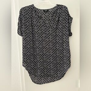 Premise Studio Black White Short Sleeve V Neck Tunic Top Shirt. Size Medium